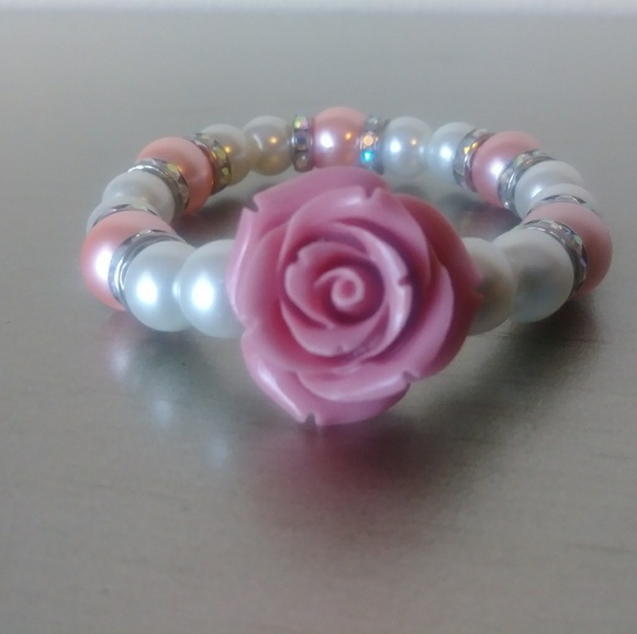 Handmade rose and faux pearls bracelet - Picture 2 of 2